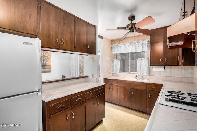 500 W Clarendon Ave Unit B11, Phoenix, AZ 85014 - kitchen featuring white appliances, ceiling fan, light countertops, and dark brown cabinetry