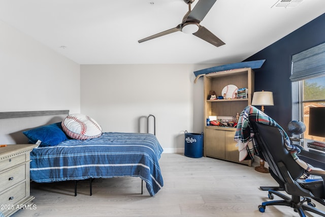 bedroom featuring light wood-style floors, visible vents, ceiling fan, and baseboards