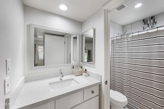 full bathroom featuring visible vents, toilet, curtained shower, recessed lighting, and vanity