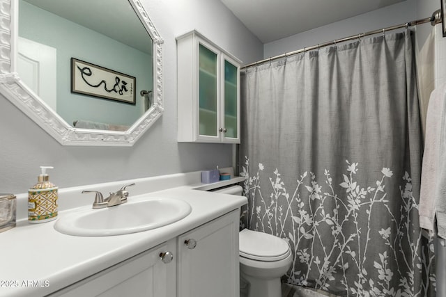 bathroom with a shower with curtain, toilet, and vanity