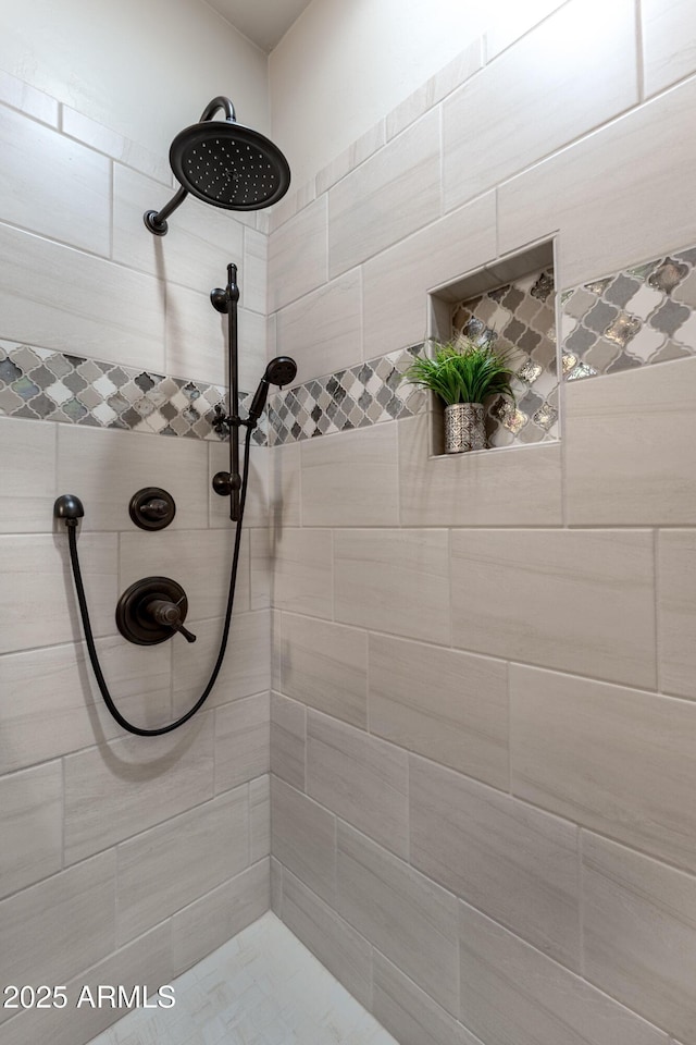 6397 E Red Oak Cir, Hereford, AZ 85615 - bathroom featuring tiled shower