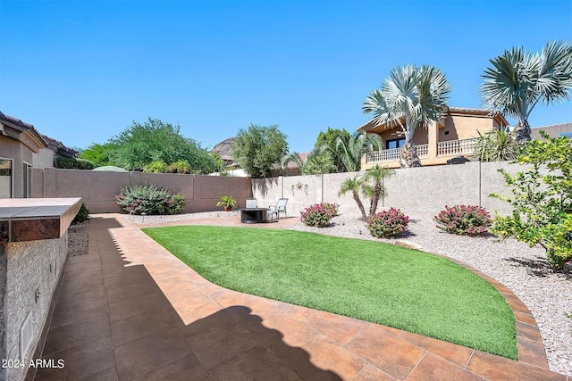 view of yard featuring a patio