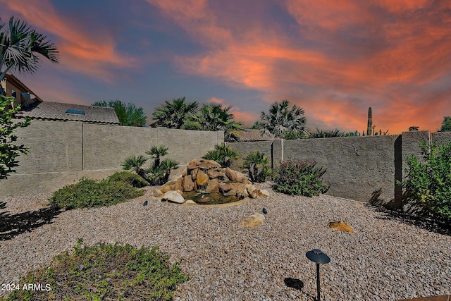 view of yard at dusk