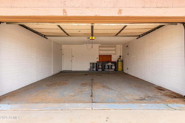 5625 N 47th Ave, Glendale, AZ 85301 - garage featuring a garage door opener