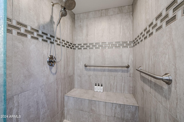 bathroom featuring tiled shower