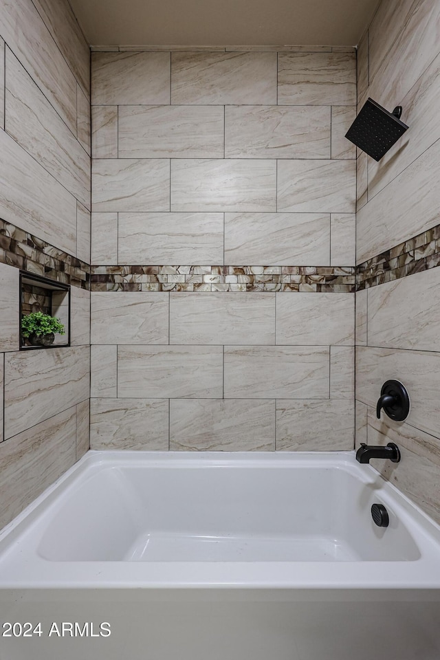 bathroom featuring tiled shower / bath combo