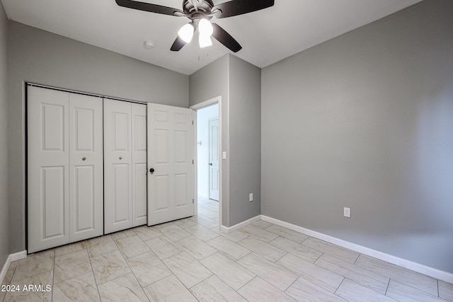 unfurnished bedroom with ceiling fan and a closet