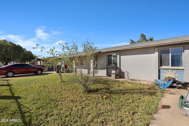 view of front of home featuring a front yard