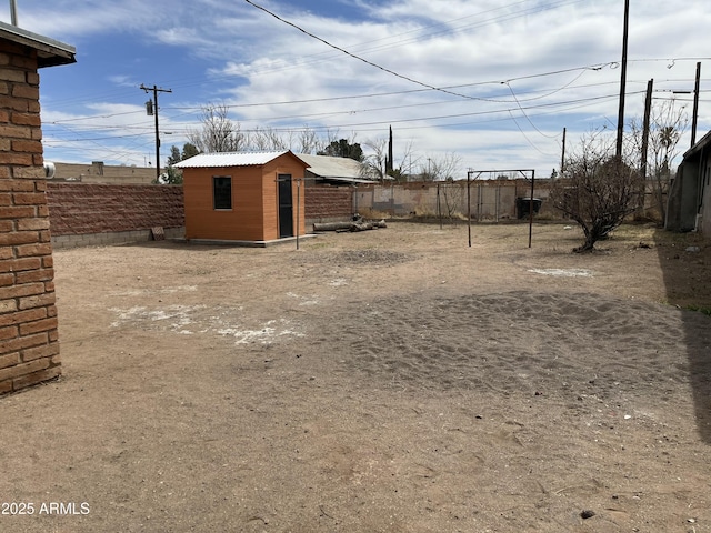 view of yard featuring an outbuilding and fence