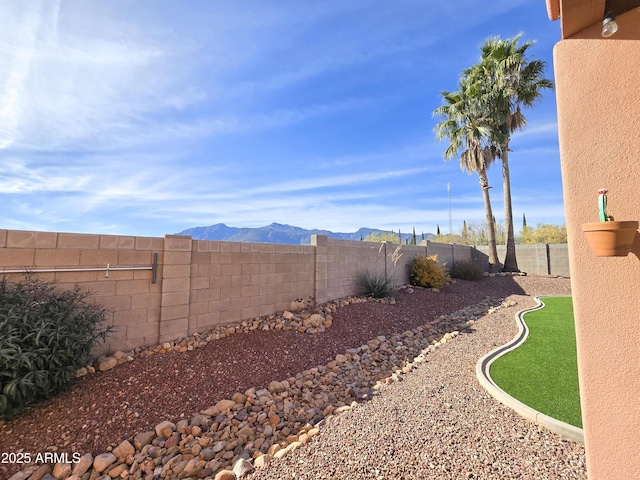 view of yard featuring a mountain view