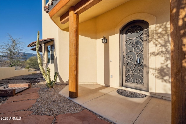 entrance to property featuring stucco siding