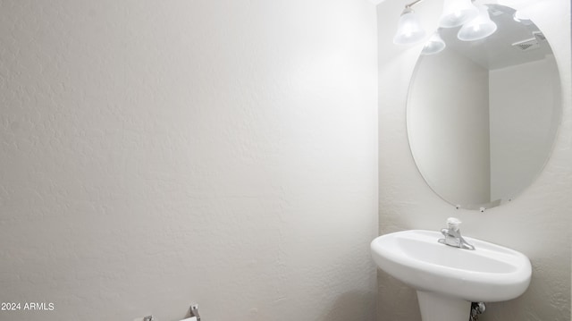 bathroom featuring sink