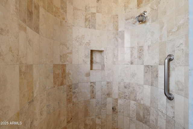 room details featuring a tile shower