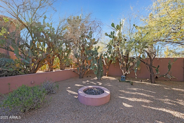 view of yard featuring a fire pit