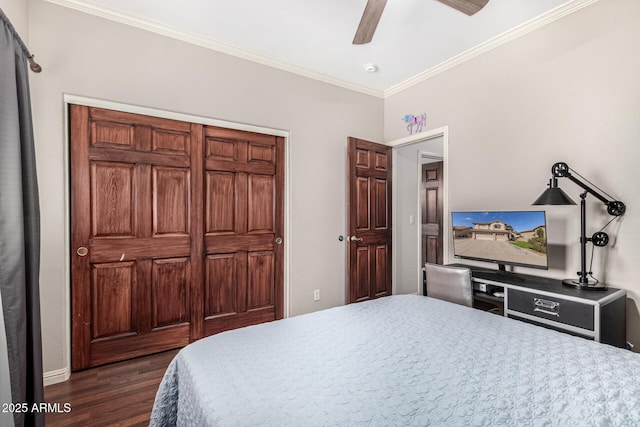 bedroom featuring dark wood-style floors, ornamental molding, and ceiling fan