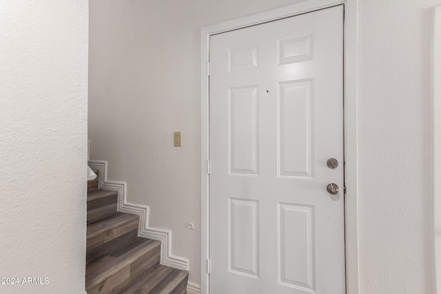 16053 N 26th Cir, Phoenix, AZ 85023 - stairway with a textured wall