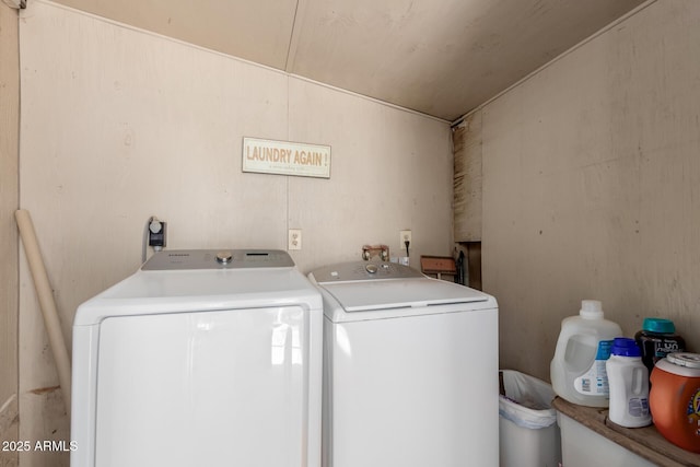 washroom featuring washing machine and clothes dryer