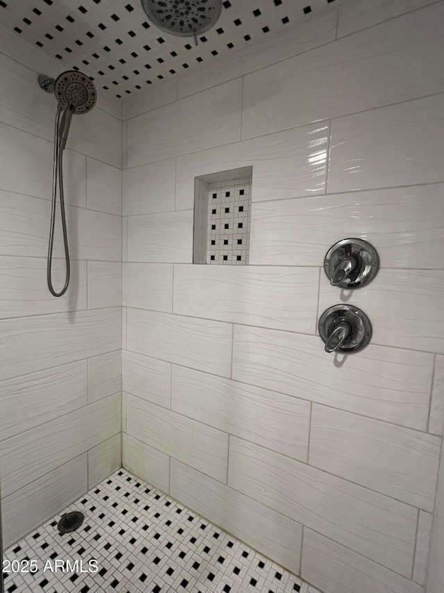 full bath featuring tiled shower