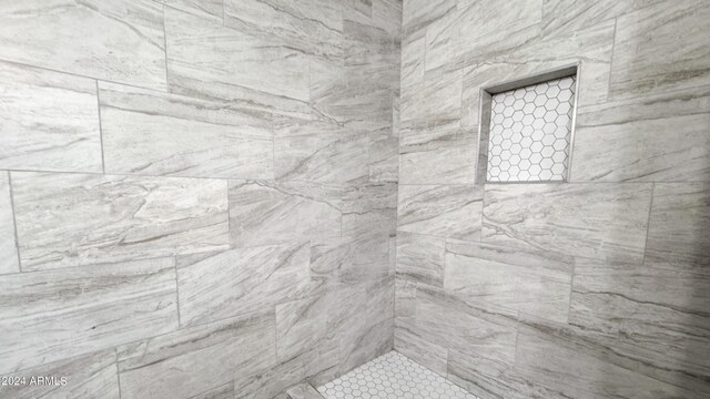 bathroom featuring a tile shower