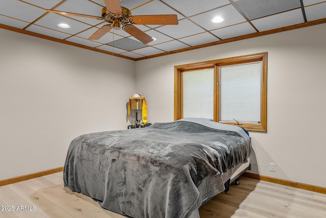 bedroom featuring light wood-type flooring, baseboards, a ceiling fan, and recessed lighting