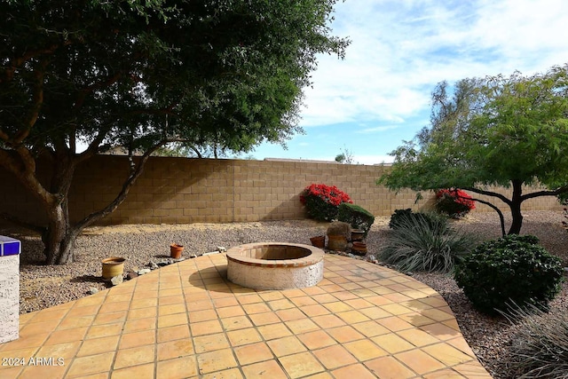 view of patio with an outdoor fire pit