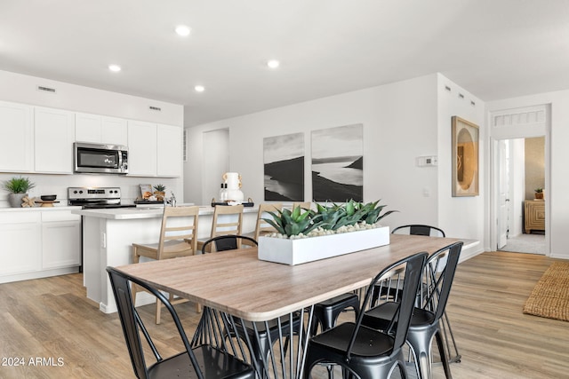 dining room featuring recessed lighting, visible vents, baseboards, and light wood-style floors