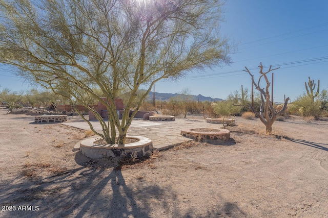 view of yard featuring a mountain view