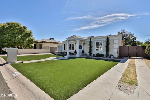 view of front of house featuring a front lawn