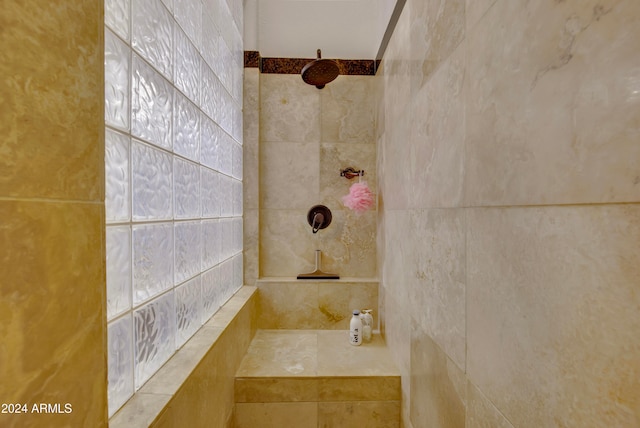 bathroom featuring a tile shower