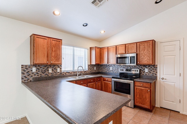 kitchen featuring tasteful backsplash, sink, kitchen peninsula, stainless steel appliances, and lofted ceiling