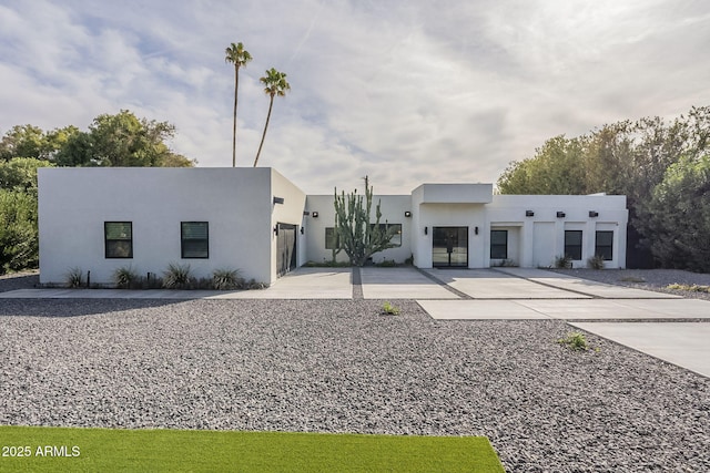 view of front of property with driveway and stucco siding