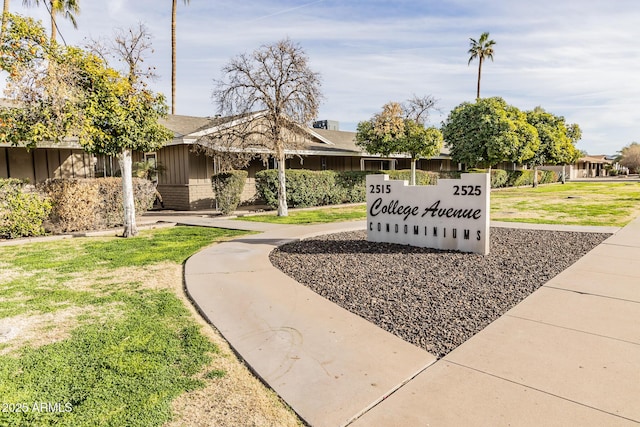 view of property's community featuring a yard