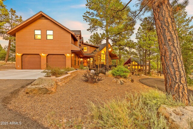 7500 E Old Walnut Canyon Rd, Flagstaff, AZ 86004 - chalet / cabin featuring driveway and an attached garage