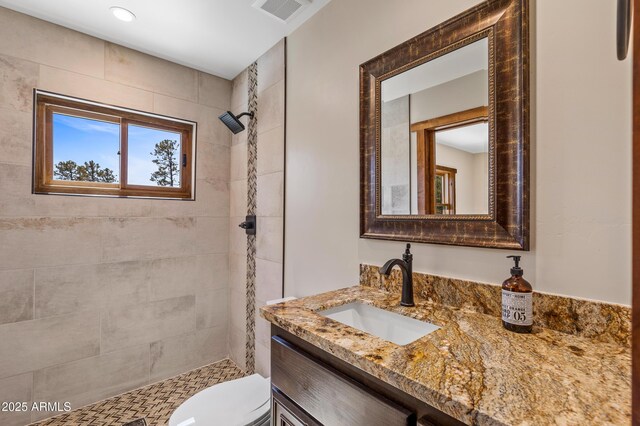 7500 E Old Walnut Canyon Rd, Flagstaff, AZ 86004 - full bath featuring toilet, vanity, a tile shower, and visible vents