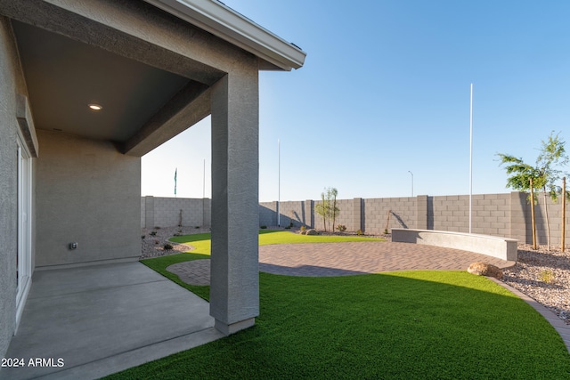 view of yard featuring a patio area