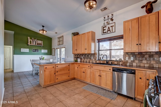 kitchen featuring stainless steel appliances, visible vents, wainscoting, a sink, and a peninsula