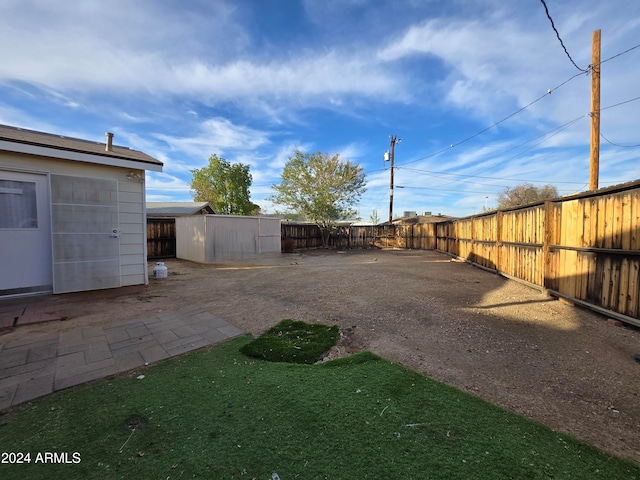 view of yard with a storage unit