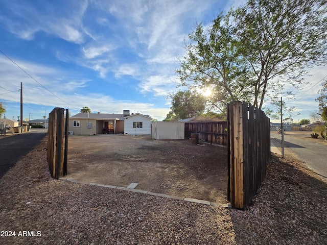 view of yard with a storage unit