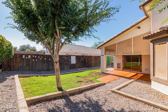 view of yard with ceiling fan