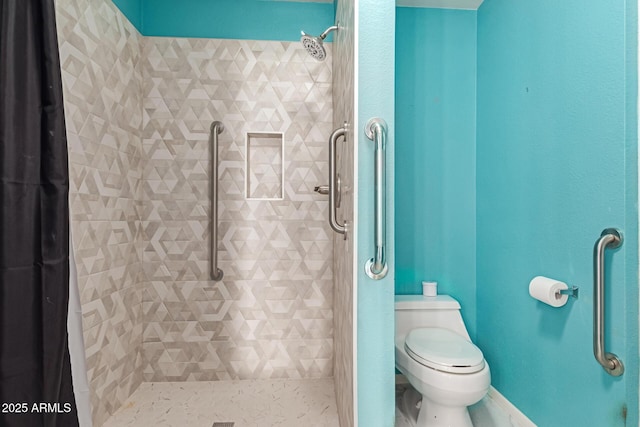 bathroom with toilet and tiled shower