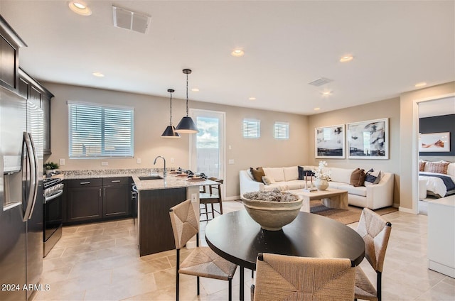 dining room with recessed lighting, visible vents, and baseboards