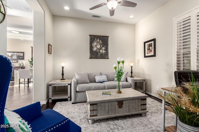 living room with visible vents, recessed lighting, baseboards, and ceiling fan