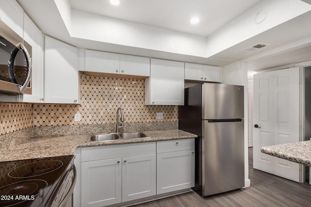 18202 Cave Creek Rd Unit 141, Phoenix, AZ 85032 - kitchen featuring appliances with stainless steel finishes, a sink, light wood-style floors, white cabinets, and tasteful backsplash