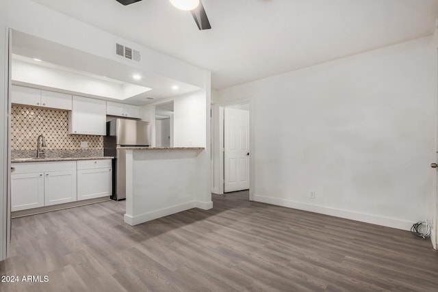 18202 Cave Creek Rd Unit 141, Phoenix, AZ 85032 - kitchen with freestanding refrigerator, wood finished floors, white cabinets, baseboards, and recessed lighting