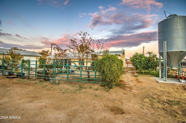 view of yard at dusk