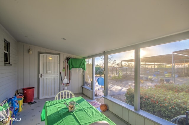 sunroom with lofted ceiling