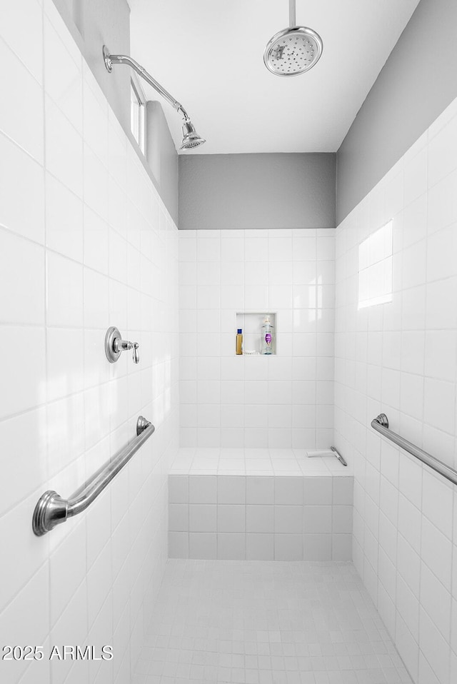 bathroom featuring tiled shower