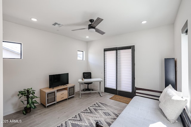 living area featuring ceiling fan, visible vents, baseboards, light wood-style floors, and recessed lighting