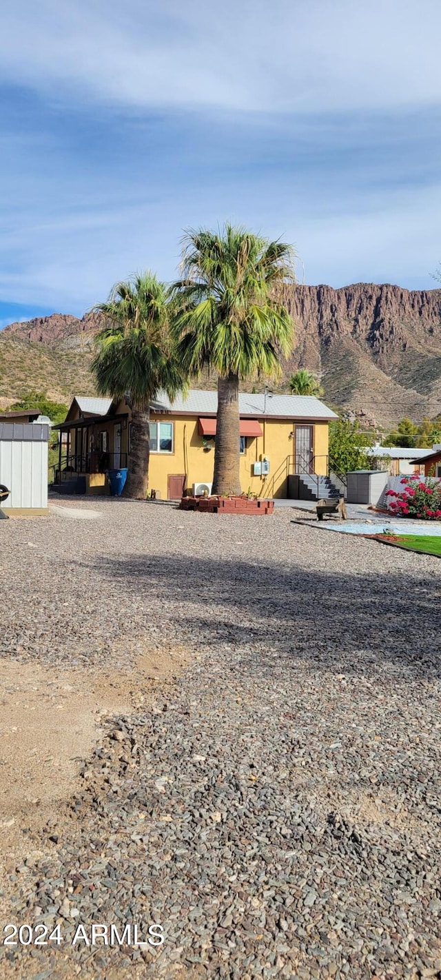 view of yard featuring a mountain view