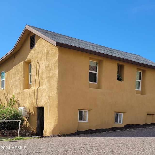 225 N Lobb Ave, Superior, AZ 85173 - view of side of home featuring roof with shingles and stucco siding